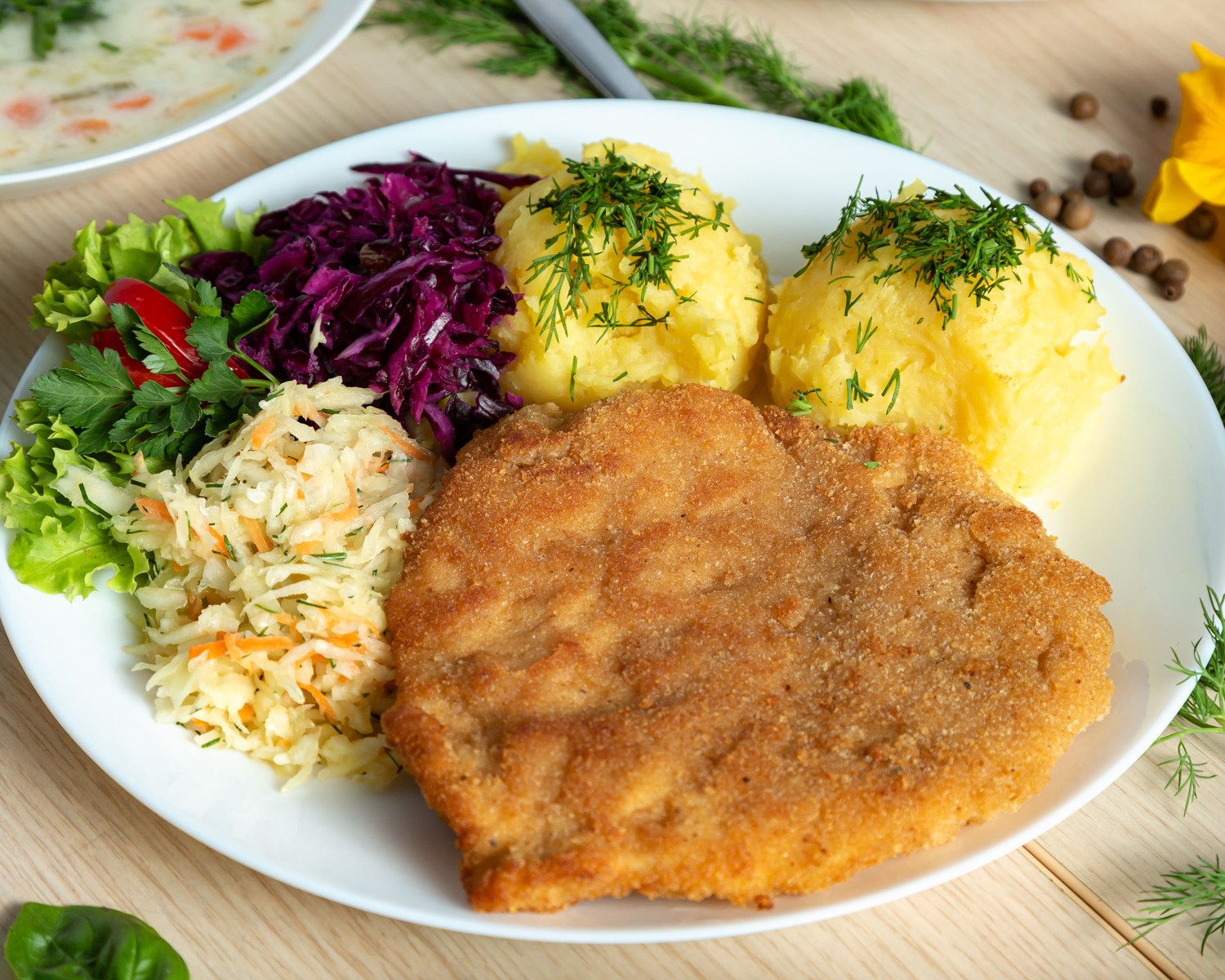 Kotlet schabowy z ziemniakami pureé i surówkami